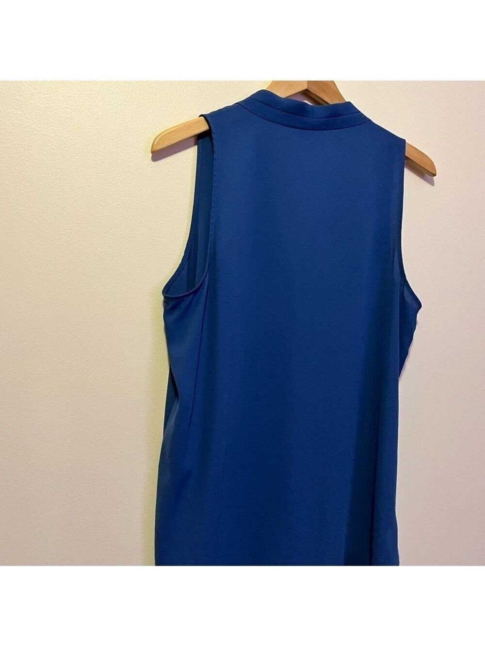 Vince Camuto Blue Sleeveless Blouse Size Large Classic Elegance Chic Flowy Sheer - Picture 6 of 6